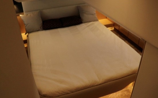 Bavaria R40 Fly island berth