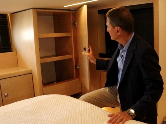 Bavaria R40 Fly mid cabin closet