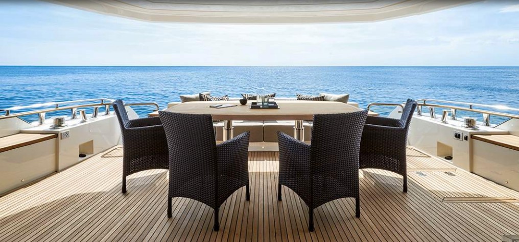 Monte Carlo Yachts 80 cockpit seats