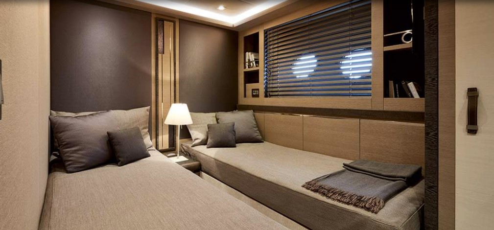 Monte Carlo Yachts 80 guest head