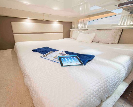 Regal 33 XO berth