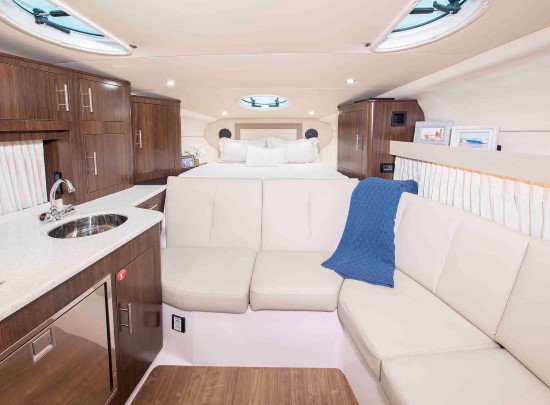 Regal 33 XO cabin