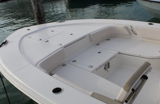 Robalo 246 Cayman bow casting deck