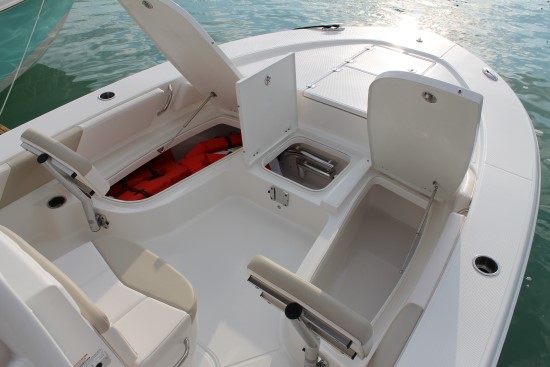 Robalo 246 Cayman SD bow seat
