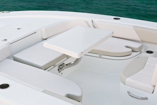Robalo 246 Cayman stowing bow table