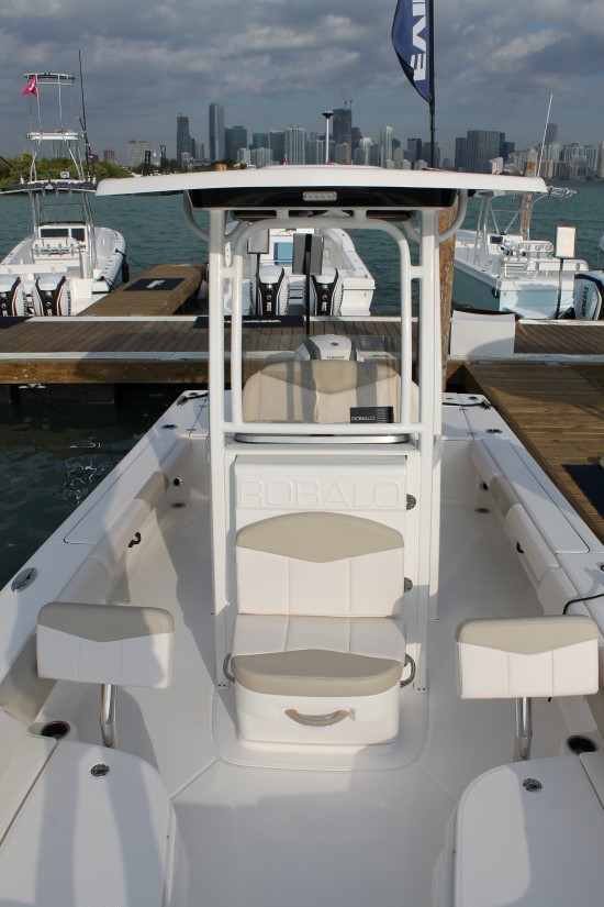 Robalo 246 Cayman center console front seat