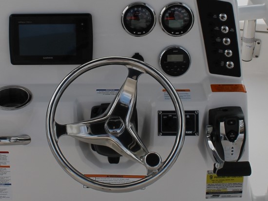 Robalo 246 Cayman digital controls