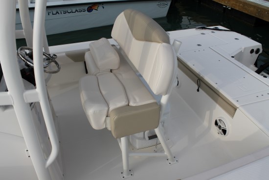 Robalo 246 Cayman helmseat optional leaner