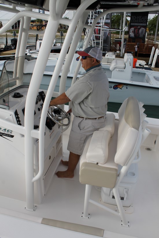 Robalo 246 Cayman standing up position
