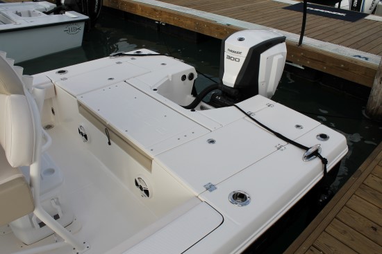 Robalo 246 Cayman stern seating folded