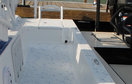 Shallow Sport 25 X3 self-bailing deck