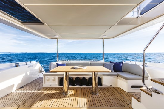 Absolute 58 Fly alfresco area