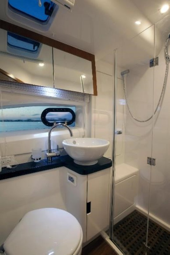 Aquila 48 guest head