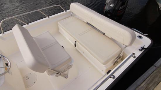 Boston Whaler 170 Montauk bench seat