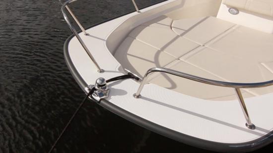 Boston Whaler 170 Montauk bow rail