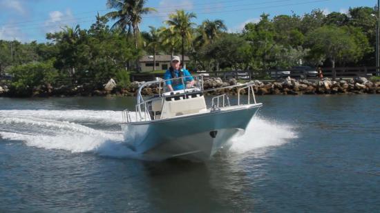 Boston Whaler 170 Montauk running
