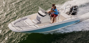 Boston Whaler 210 Dauntless running
