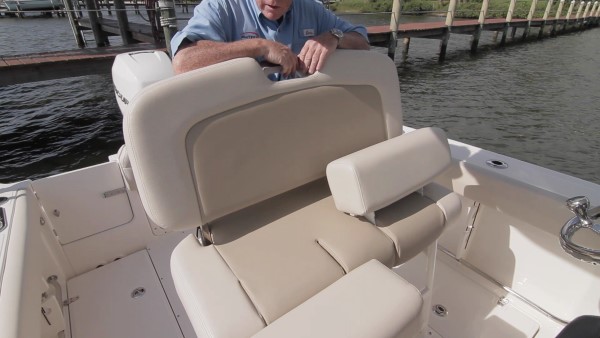 Boston Whaler 230 Outrage leaning post helm seat