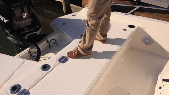Boston Whaler 240 Dauntless Aft Castin Deck
