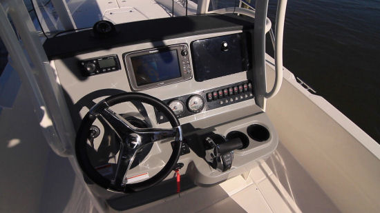 Boston Whaler 240 Dauntless Helm