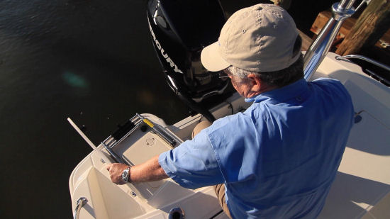 Boston Whaler 240 Dauntless Ladder
