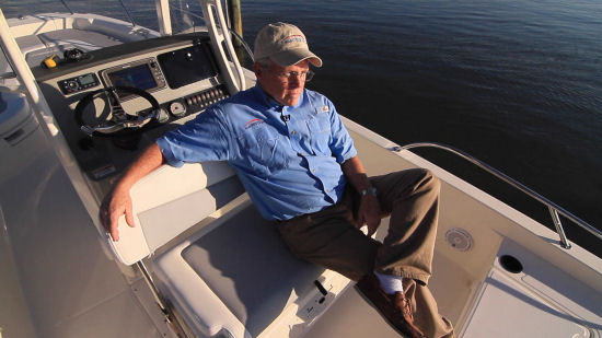 Boston Whaler 240 Dauntless Helm Seat