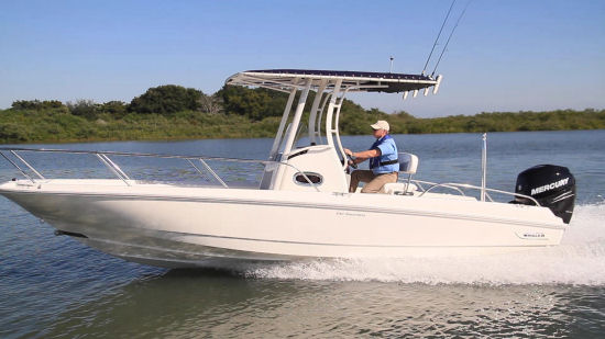 Boston Whaler 240 Dauntless Running Shot
