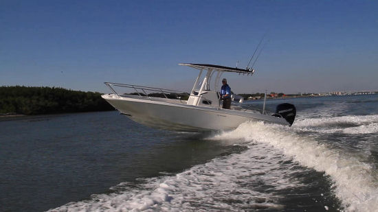 Boston Whaler 240 Dauntless Running Shot