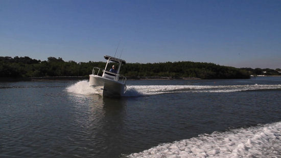 Boston Whaler 240 Dauntless Running Shot