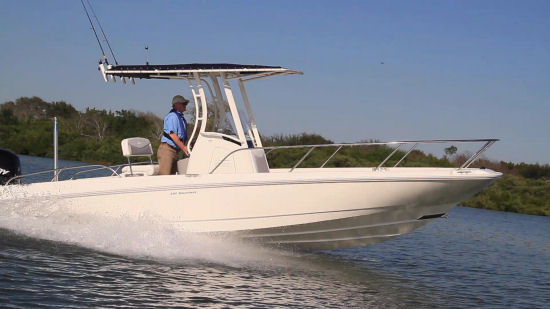 Boston Whaler 240 Dauntless Running