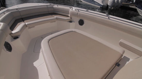 Boston Whaler 330 Outrage bow seating