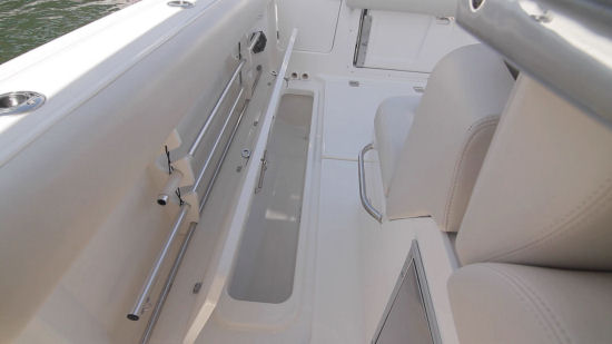 Boston Whaler 330 Outrage fish box