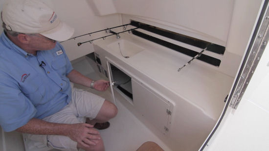 Boston Whaler 330 Outrage head