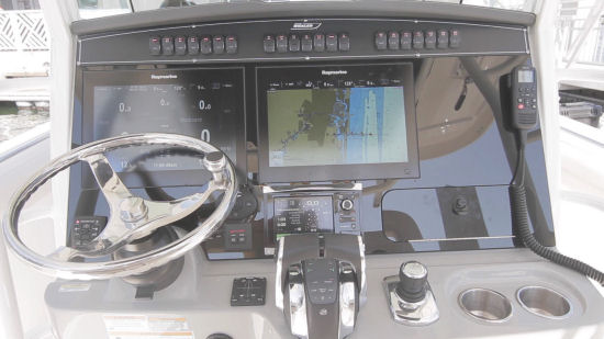 Boston Whaler 330 Outrage helm