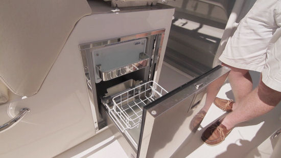 Boston Whaler 330 Outrage refrigerator