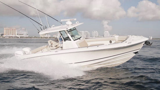 Boston Whaler 330 Outrage running shot