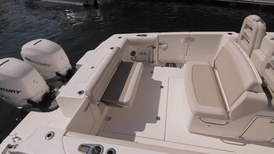 Boston Whaler 330 Outrage seats