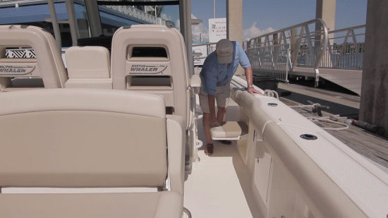 Boston Whaler 330 Outrage trolling seat