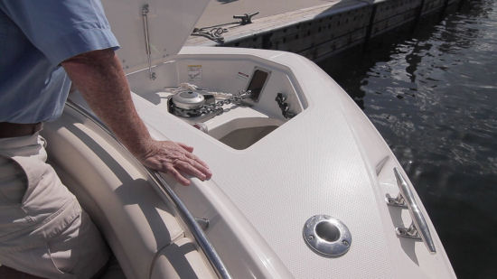 Boston Whaler 330 Outrage windlass