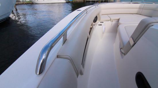 Boston Whaler 350 Realm bow rails