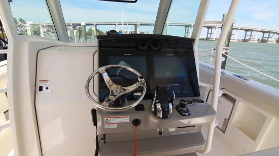 Boston Whaler 380 Outrage helm console