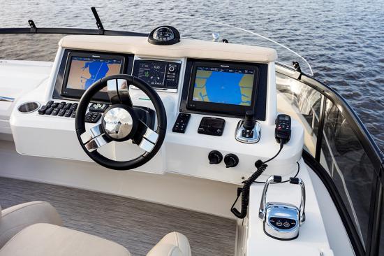 Carver C52 Command Bridge helm