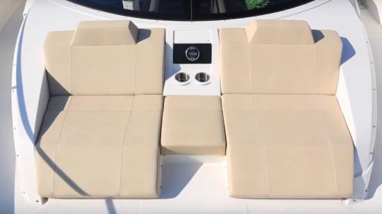 Carver C52 Command Bridge lounge