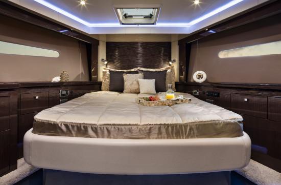 Carver C52 Command Bridge vip stateroom