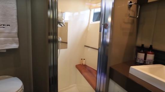 Carver C52 Command Bridge vip stateroom