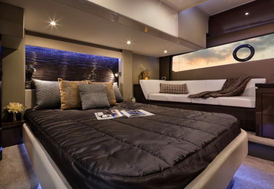 Carver C52 Command Bridge vip stateroom