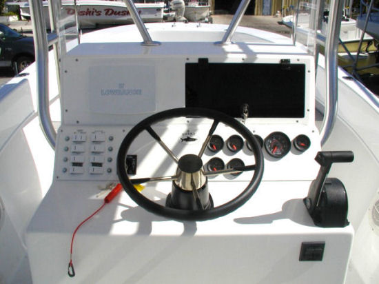 Dusky 252 Open Fisherman dash