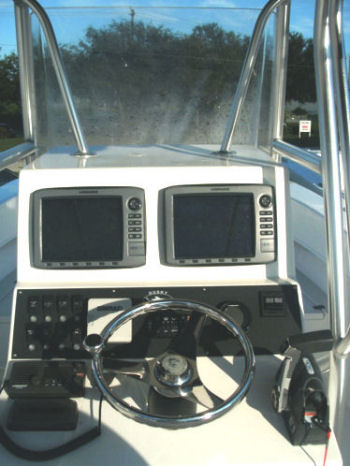 Dusky 252 Open Fisherman helm