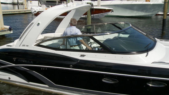 Formula 330 Crossover Bowrider docking