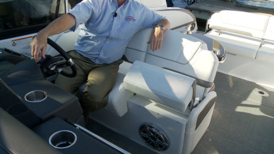 Formula 330 Crossover Bowrider helm seating